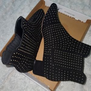 Black boots with a heel
